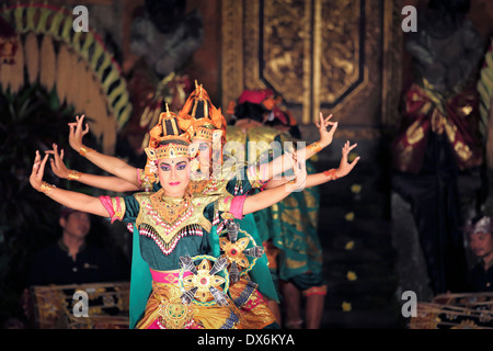 Balinesische Tänzerinnen auf der Bühne Durchführung der Legong Tanz in Ubud, Bali Stockfoto