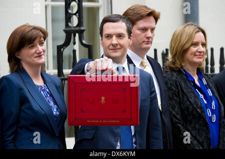 Der Schatzkanzler George Osborne außerhalb 11 Downing Street, bevor Sie an das House Of Commons, seine Annua zu liefern Stockfoto