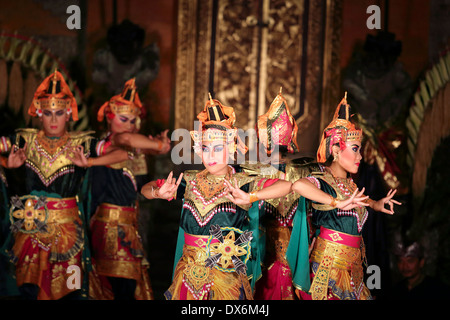 Balinesische Tänzerinnen auf der Bühne Durchführung der Legong Tanz in Ubud, Bali Stockfoto