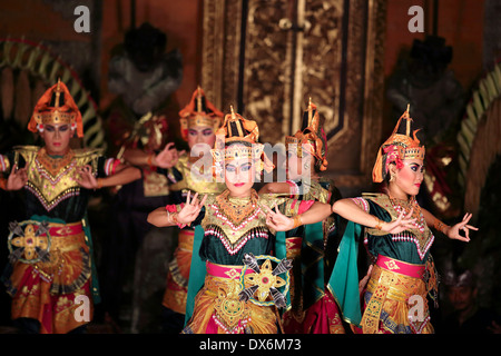 Balinesische Tänzerinnen auf der Bühne Durchführung der Legong Tanz in Ubud, Bali Stockfoto