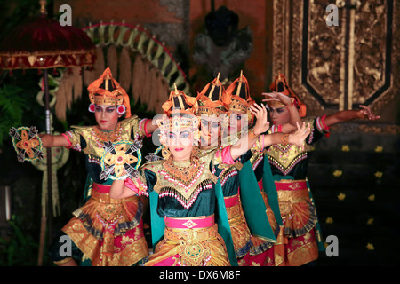 Balinesische Tänzerinnen auf der Bühne Durchführung der Legong Tanz in Ubud, Bali Stockfoto