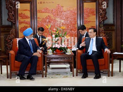 Peking, China. 19. März 2014. Chinese Premier Li Keqiang (R) trifft sich mit Montek Singh Ahluwalia, stellvertretender Vorsitzender der Planung Kommission von Indien, in Peking, Hauptstadt von China, 19. März 2014. Ahluwalia besuchte den dritten China und Indien strategischen Wirtschaftsdialog am 18. März in Peking stattfindet. Bildnachweis: Xinhua/Alamy Live-Nachrichten Stockfoto