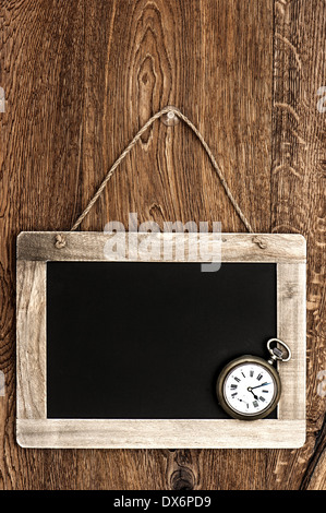 Vintage Tafel hängen an Holzwänden als Hintergrund für Ihren text Stockfoto