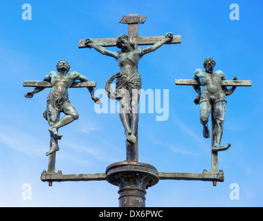 Kreuzigung von Jesus Christus, INRI, Skulptur auf der Brücke zur Insel Mainau, Bodensee, Baden-Württemberg, Deutschland Stockfoto