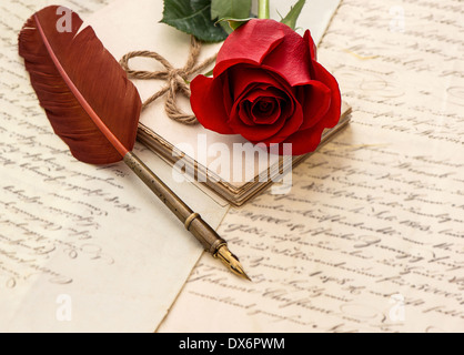 rote rose Blume, alte Briefe und antiken Feder Stift. sentimental Vintage-Hintergrund. selektiven Fokus Stockfoto