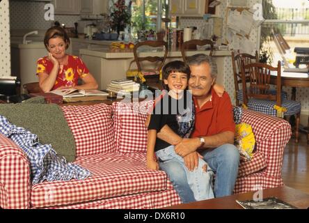 JOHN ANISTON zu Hause in California 1996.with Frau Sherry Rooney und Sohn Alexander.k5702lr. (Kredit-Bild: © Lisa Rose/Globe Photos/ZUMAPRESS.com) Stockfoto