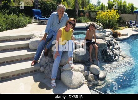 JOHN ANISTON zu Hause in California 1996.with Frau Sherry Rooney und Sohn Alexander.k5702lr. (Kredit-Bild: © Lisa Rose/Globe Photos/ZUMAPRESS.com) Stockfoto