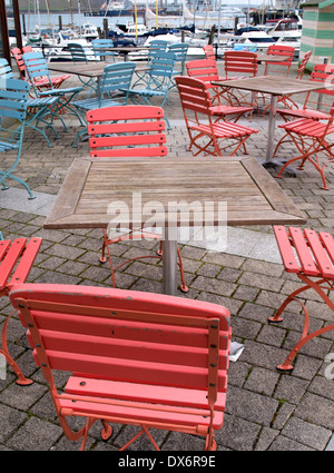 Des Restaurants außerhalb Sitzgelegenheiten Bereich, Falmouth, Cornwall, UK Stockfoto