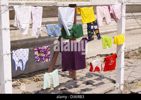 Kleidung zum Trocknen auf einen Stacheldrahtzaun gehängt Stockfoto