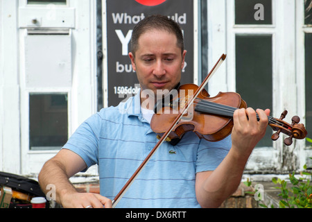 Violine-Darsteller in Sarasota Kreide Festival historische Burns Square-Florida-USA Stockfoto