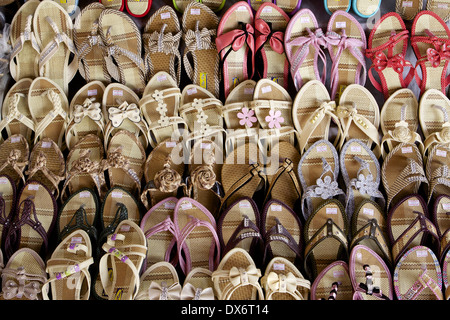 Handgemachte gewebte Flip Flops für Verkauf auf einem Stall in Mandalay Stockfoto