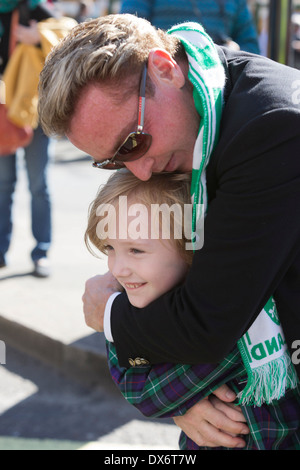 Irisch-amerikanischen Dance Star Michael Flatley Liebkosungen seines Sohnes Michael St. James. St. Patricks Day Parade im Zentrum von London. Stockfoto