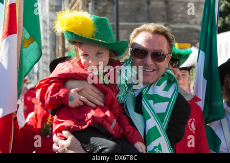 Irisch-amerikanischen Tanz-Star Michael Flatley posiert mit Mädchen, 5 Jahre. St. Patricks Day Parade London Stockfoto