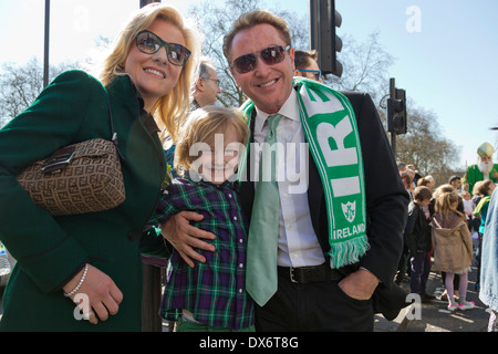 Irisch-amerikanischen Tanz-Star Michael Flatley mit Frau Niamh O'Brien und sein Sohn Michael St. James. St. Patricks Day Parade, London Stockfoto