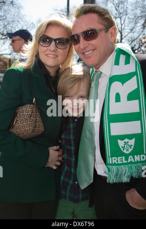 Irisch-amerikanischen Tanz-Star Michael Flatley mit Frau Niamh O'Brien und sein Sohn Michael St. James. St. Patricks Day Parade, London Stockfoto