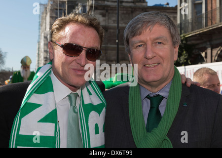 Irisch-amerikanischen Tanz-Star Michael Flatley mit dem irischen Botschafter in Großbritannien Dan Mulhall. St. Patricks Day Parade in London Stockfoto