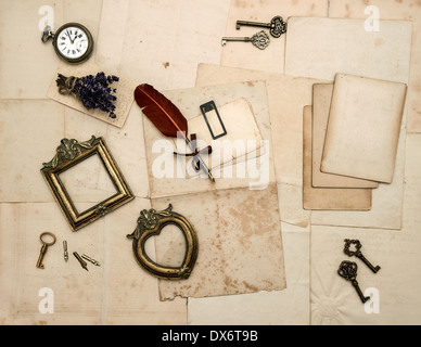 nostalgische sentimental Hintergrund mit Vintage Accessoires, alte Briefe, Seiten, Fotorahmen, Brille, Schlüssel, Uhr und trockene lavend Stockfoto