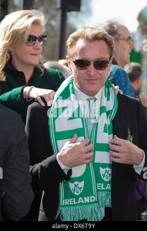 Irisch-amerikanischen Tanz-Star Michael Flatley mit seiner Frau Niamh O'Brien. St. Patricks Day Parade im Zentrum von London. Stockfoto