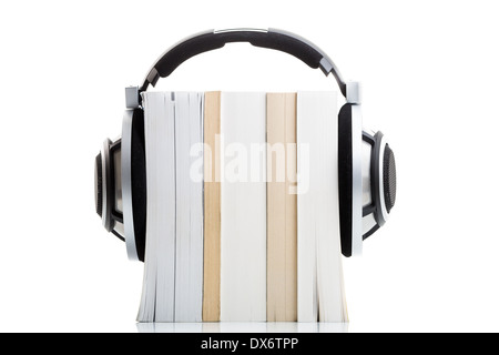 Hörbuch-Konzept - hören Sie Ihre Bücher in HD-Qualität; High-End-Hifi-Kopfhörer über mehrere Bücher auf weiß Stockfoto