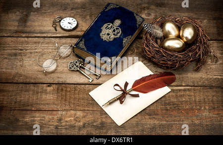 Vintage Ostern Stilleben Komposition. Dekoration mit Eiern und antiken Bibel Buch Stockfoto