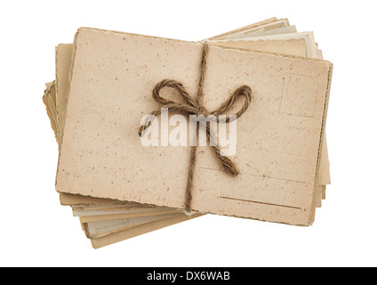 Haufen von alten Postkarten isoliert auf weißem Hintergrund. Vintage Papierbögen Stockfoto