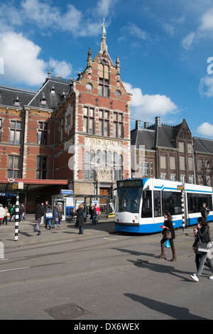 Amsterdam Centraal Station mit der Straßenbahn außerhalb gestoppt Stockfoto