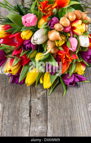 Bouquet von frischen bunten Tulpen über rustikalen hölzernen Hintergrund. Frühlingsblumen Stockfoto