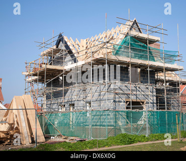 Haus im Bau im Neubaugebiet von Hopkins und Moore bei Snape, Suffolk, England Stockfoto