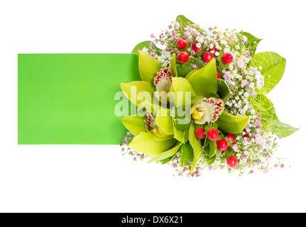 schöner Blumenstrauß Orchidee blüht auf weißem Hintergrund. festliches Blumengesteck mit Grußkarte Stockfoto