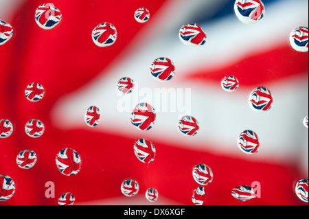 wie Regentropfen fällt Wasser vor einem Union Jack Flagge hellen Kontrastfarbe Stockfoto