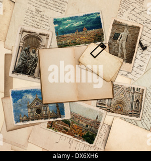 altes Buch und Postkarten mit Bildern von Florenz über Vintage Papiere Hintergrund zu öffnen. Reise-Journal. Schrottbuch Stockfoto