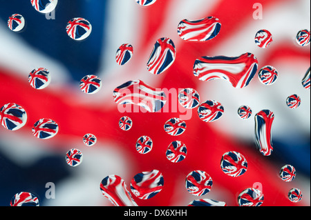 wie Regentropfen fällt Wasser vor einem Union Jack Flagge hellen Kontrastfarbe Stockfoto