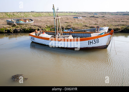 Kleine Fischerboote vertäut im Gezeiten Einlass am Fluss Alde Slaughden, Aldeburgh, Suffolk, England Stockfoto