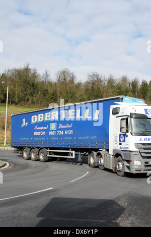 Ein Sattelschlepper Reisen rund um einen Kreisverkehr in Coulsdon, Surrey, England Stockfoto