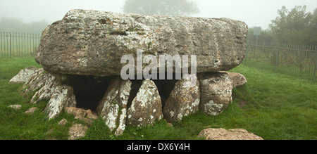 Riesigen Deckstein 5 m x 6 m auf eine Reihe von kleineren Steinen für die Kammer aus dem Felsen ausgehöhlt ausgeglichen Stockfoto