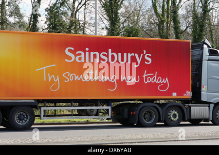 Ein LKW Reisen entlang der A23-Straße in Coulsdon, Surrey, England. Stockfoto