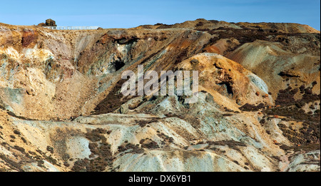 Fußgängerbrücke über die bunten Tagebau historische Kupfermine auf Parys Berg (Mynydd Parys) auf die Isle of Anglesey, North Wal Stockfoto