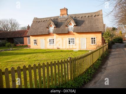 Hübsche Ocker gefärbt historischen Reetdachhaus im Dorf Ufford, Suffolk, England Stockfoto