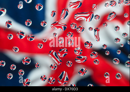 wie Regentropfen fällt Wasser vor einem Union Jack Flagge hellen Kontrastfarbe Stockfoto