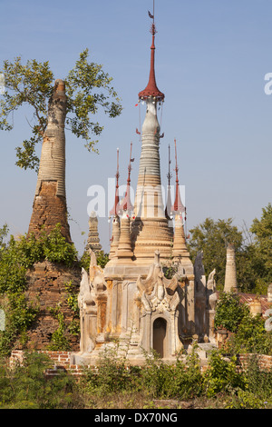 Einige der zahlreichen Stupas in Indein Pagode Shwe, Indein, Shan State in Myanmar (Burma) Stockfoto