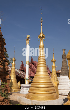 Einige der zahlreichen Stupas in Indein Pagode Shwe, Indein, Shan State in Myanmar (Burma) Stockfoto