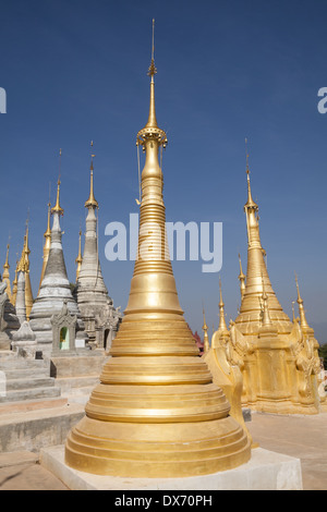 Einige der zahlreichen Stupas in Indein Pagode Shwe, Indein, Shan State in Myanmar (Burma) Stockfoto