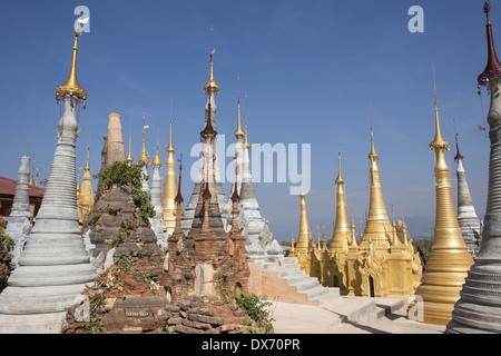 Einige der zahlreichen Stupas in Indein Pagode Shwe, Indein, Shan State in Myanmar (Burma) Stockfoto