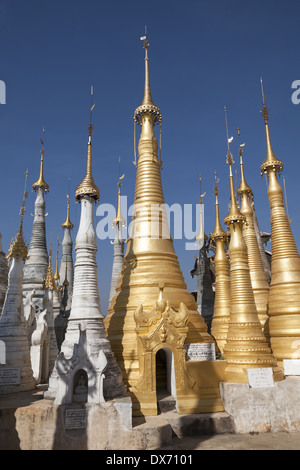 Einige der zahlreichen goldenen Stupas in Indein Pagode Shwe, Indein, Shan State in Myanmar (Burma) Stockfoto