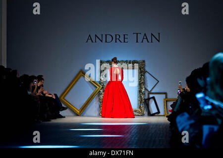 Kiew, Ukraine. 18. März 2014. Ein Modell stellt eine Kreation von ukrainischen Designer Andre Tan während der Ukrainian Fashion Week in Kiew, am 18. März 2014. Sergii Kharchenko/NurPhoto/ZUMAPRESS.com/Alamy © Live-Nachrichten Stockfoto