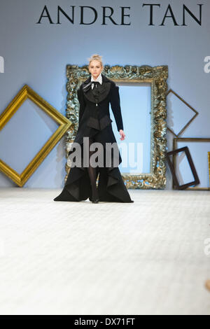 Kiew, Ukraine. 18. März 2014. Ein Modell stellt eine Kreation von ukrainischen Designer Andre Tan während der Ukrainian Fashion Week in Kiew, am 18. März 2014. Sergii Kharchenko/NurPhoto/ZUMAPRESS.com/Alamy © Live-Nachrichten Stockfoto