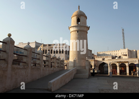 Ein Leuchtturm-wie Minarett in der Nähe der Souk Waqif in Doha, Katar. Stockfoto