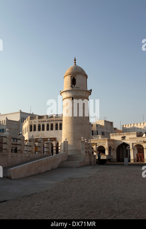 Ein Leuchtturm-wie Minarett in der Nähe der Souk Waqif in Doha, Katar. Stockfoto