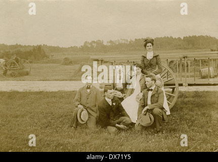 Ca. 1900 Antik Foto drei junge Paare durch einen Haywagon in einem Feld. Wahrscheinlich New England, USA. Stockfoto