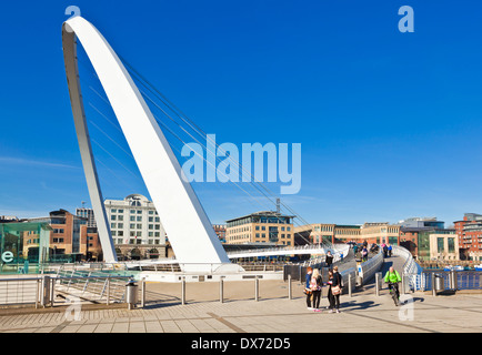 Gateshead Millennium Bridge über den Fluss Tyne Newcastle upon Tyne, Tyne und tragen Tyneside England UK GB EU Europa Stockfoto